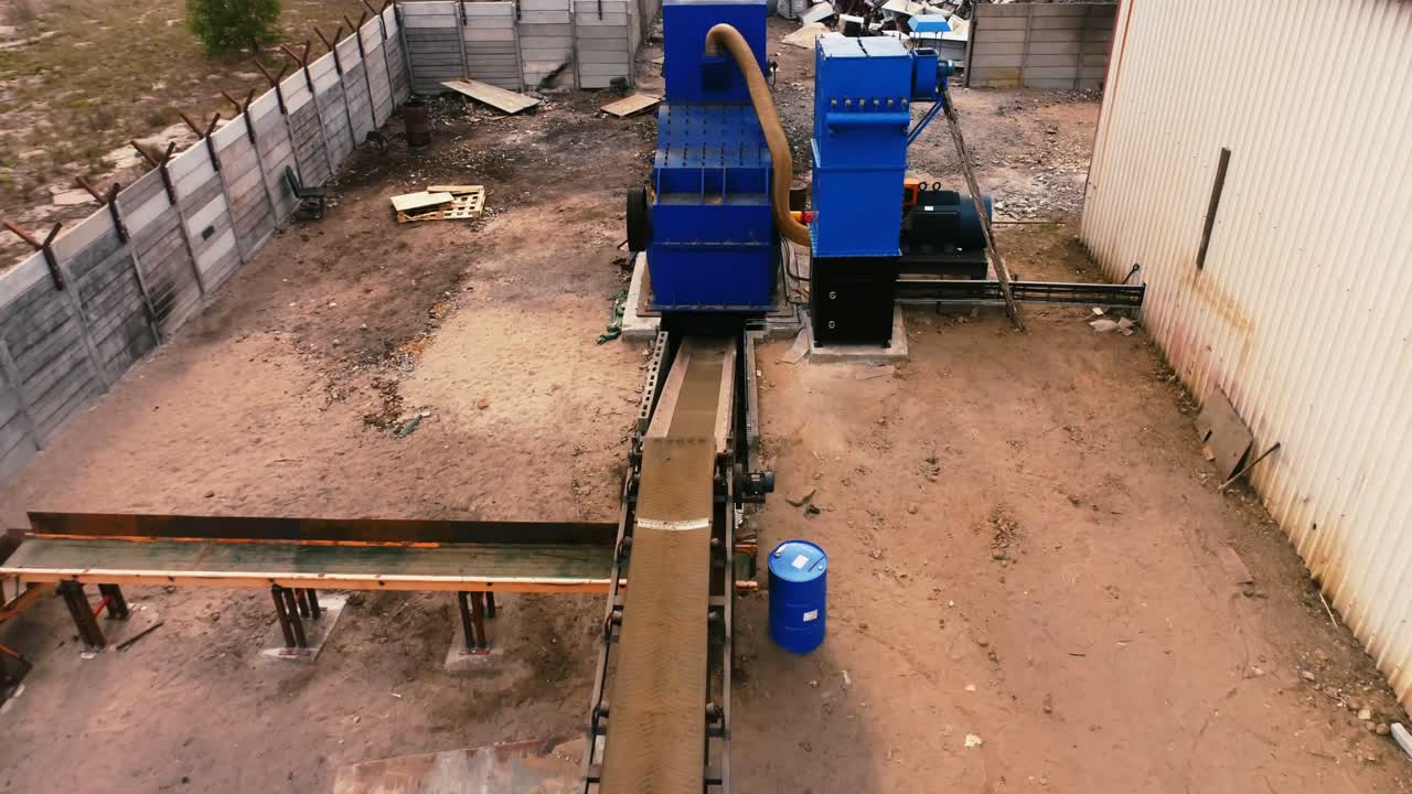 macchina per il riciclaggio del rottame in un rottame 4k