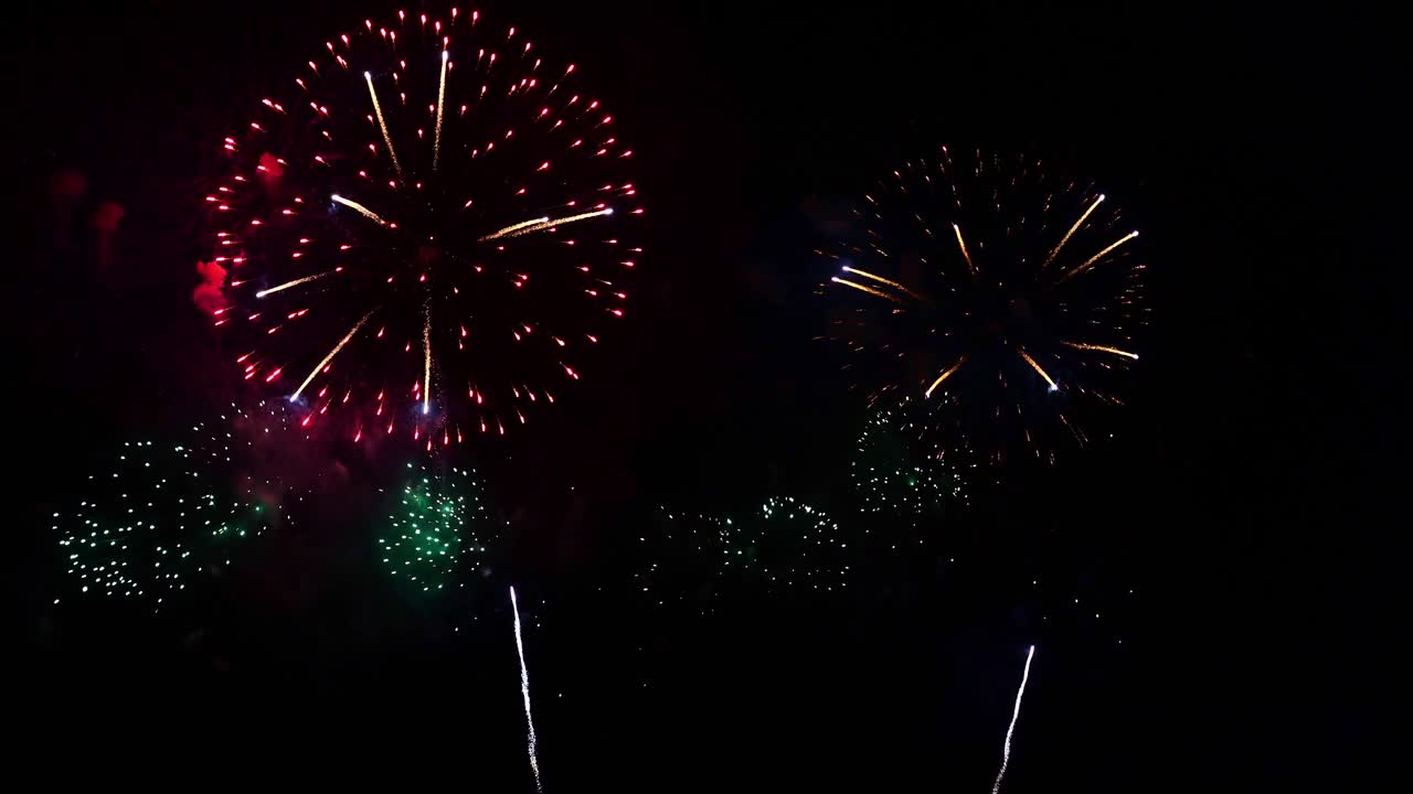 Bellissimo spettacolo pirotecnico colorato di notte per una celebrazione durante un festival.