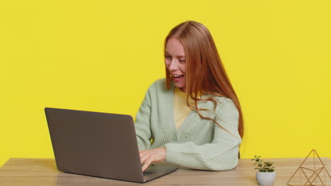 mujer feliz trabajando en la computadora portátil conmocionada por la victoria celebrar la victoria logro de la meta buenas noticias de carrera