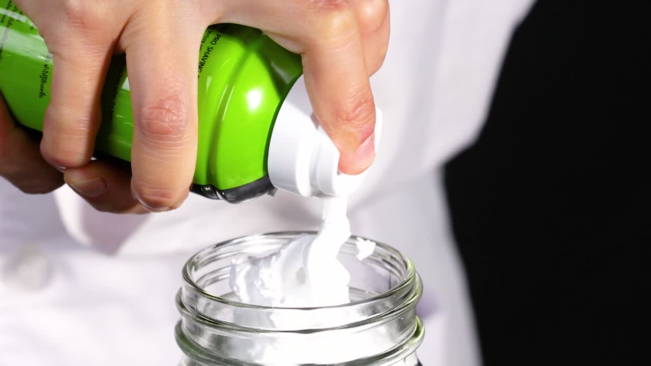 creando nubes con crema de afeitar y colorante alimentario