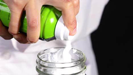 creando nubes con crema de afeitar y colorante alimentario