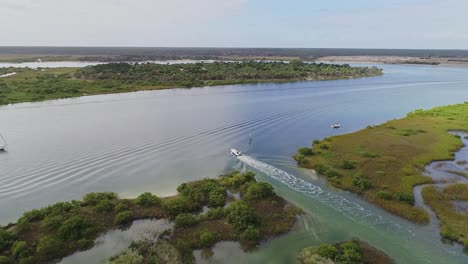 barco navegando en un río azul oscuro por la tarde, estados unidos