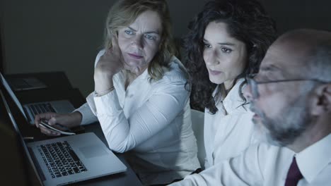colegas de negocios enfocados usando computadora de escritorio