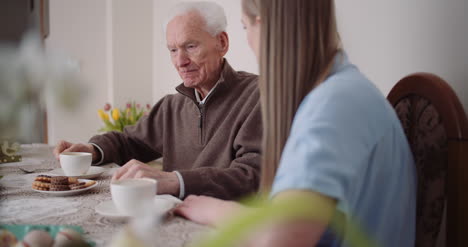 Feliz-Pascua-Abuelo-Y-Nieta-Pasar-Pascua-Juntos-Hablando-En-Casa-1