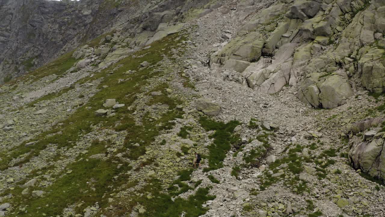 hombre escalando una montaña cerca de hruby vrch en eslovaquia - toma aérea