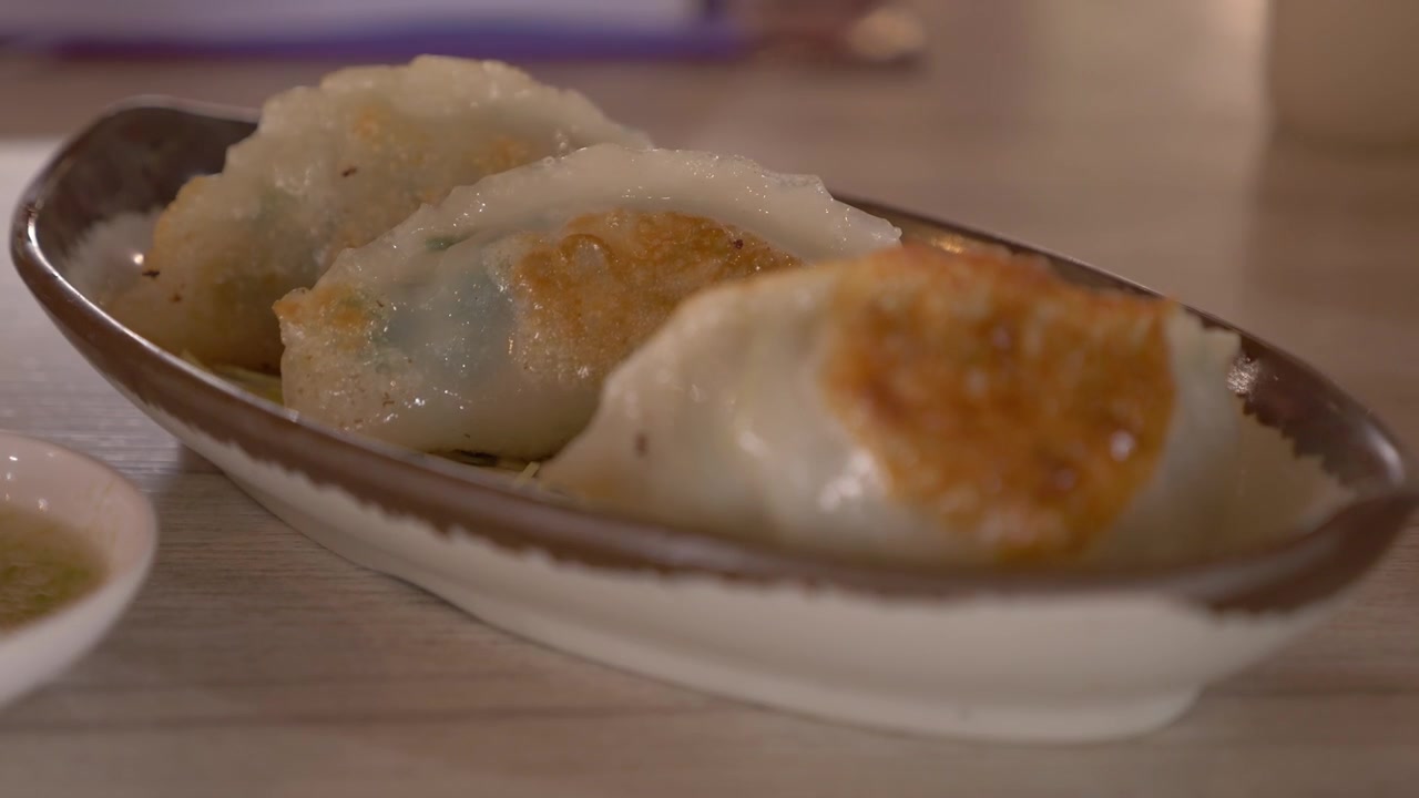 ติ่มซำนึ่งสดใหม่เสิร์ฟบนจานที่ร้านอาหาร Tuang Dim Sum ในกรุงเทพฯ ประเทศไทย
