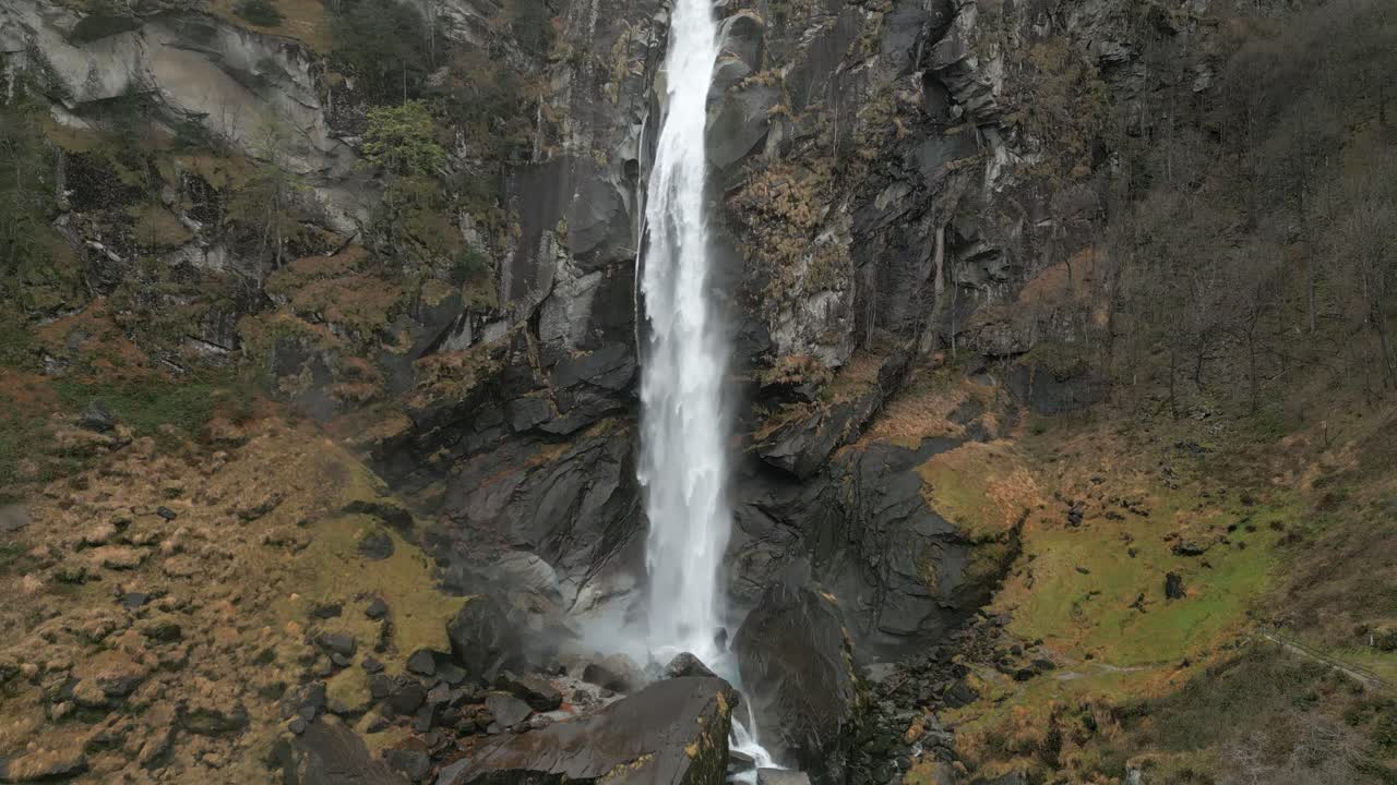 una vista fenomenal de una cascada en el pueblo de cavergno, ticino, suiza