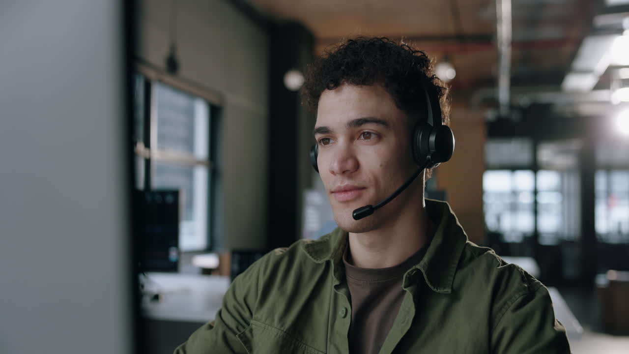 Mann med headset på kontoret