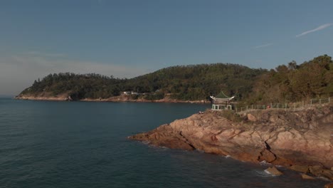 Vista-Aérea-De-Un-Pueblo-Costero-Ubicado-En-Una-Hermosa-Bahía-Oceánica