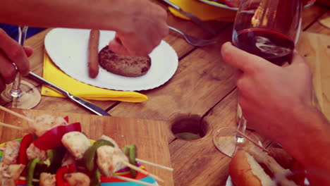 un primer plano de amigos almorzando