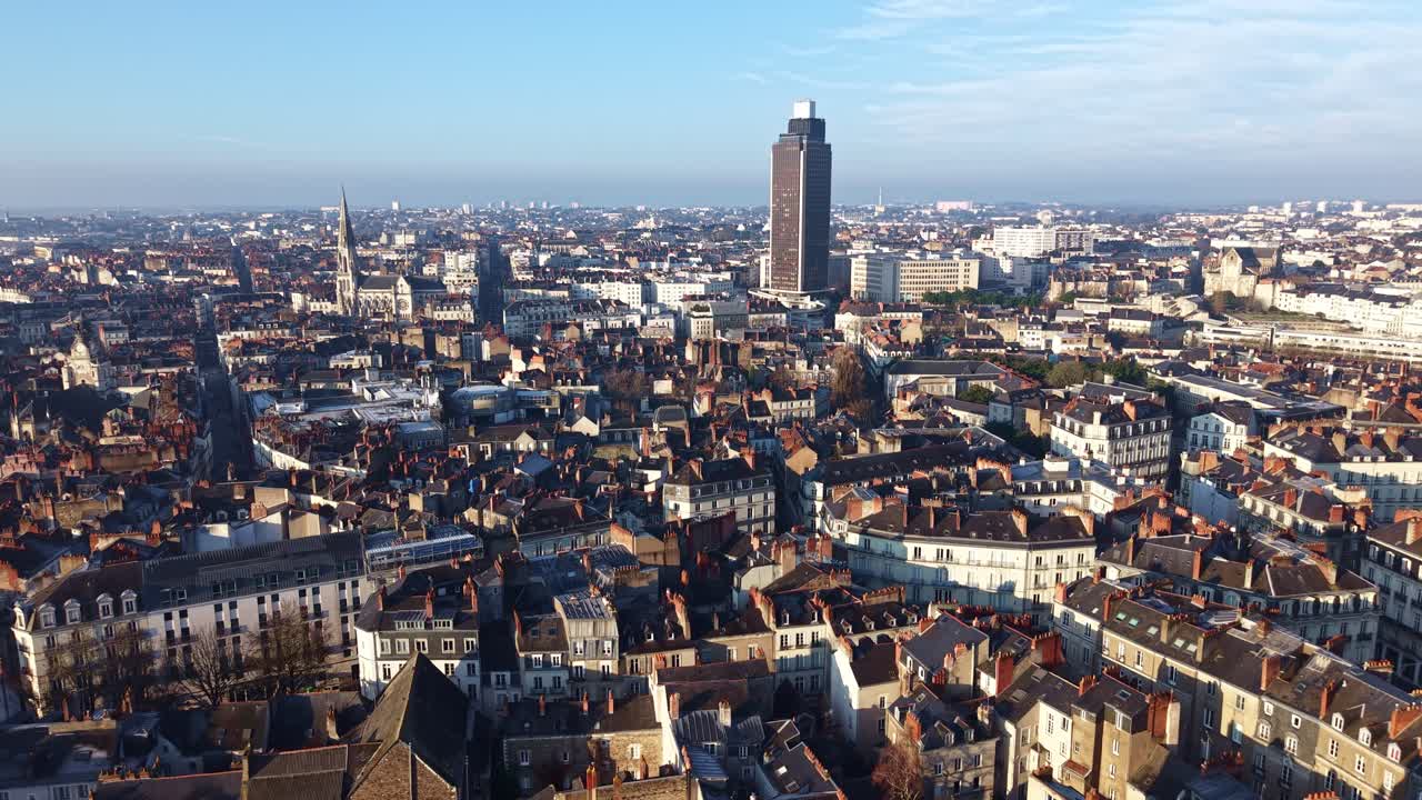 Paisagem urbana de Nantes, com a Catedral e o arranha-céu Tour de Bretagne definindo o horizonte da cidade em Nantes, França. Drone aéreo avançando