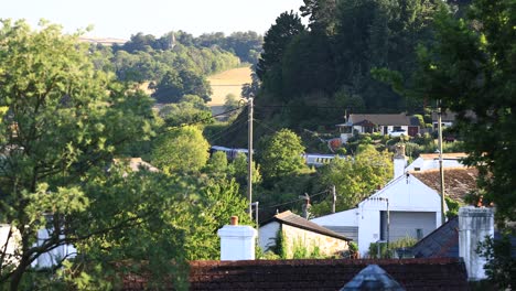 Großer-Westlicher-Eisenbahnzug,-Der-Saltash-Verlässt-Und-In-Der-Ferne-Entlang-Der-Küstenstadt-Saltash-In-Cornwall-Abfährt