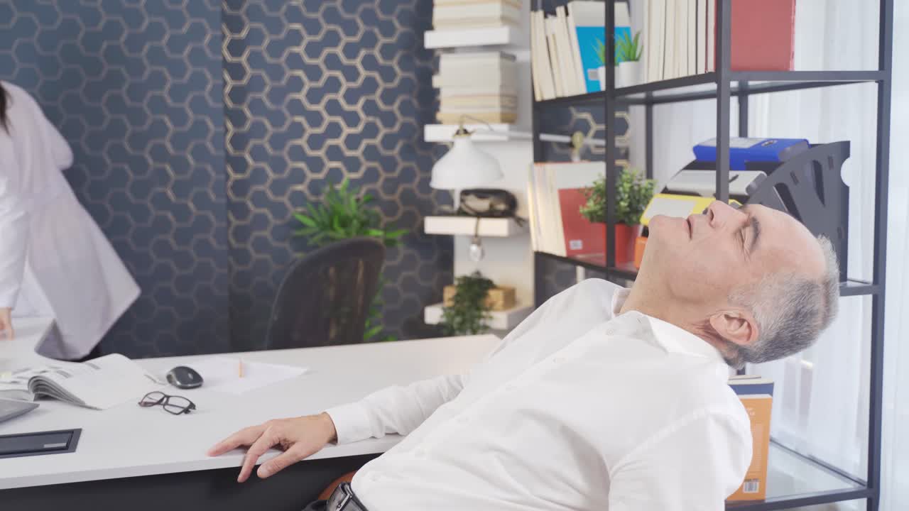 병든 남자가 병원에서 기절하고 의사가 개입합니다.