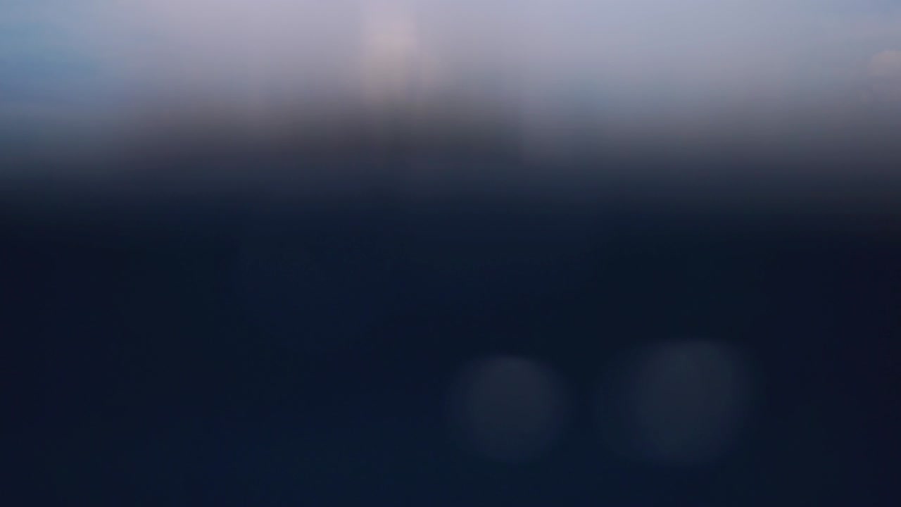 배경에 섬이 있는 바다 표면