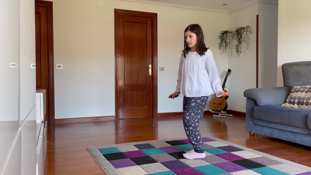 chica bailando coreografía de un videojuego de consola