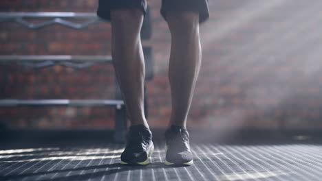 un hombre irreconocible saltando la cuerda en el gimnasio