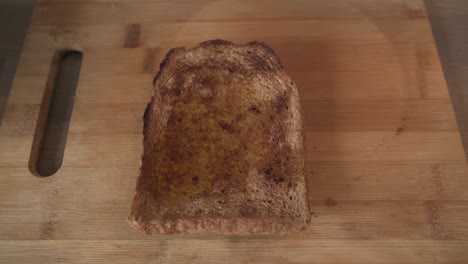 aceite de oliva rociado sobre pan tostado en tablero de madera