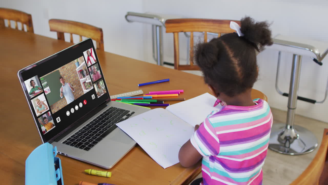 estudiante que usa una computadora portátil para una lección en línea en casa, con un maestro y una clase diversos en la pantalla
