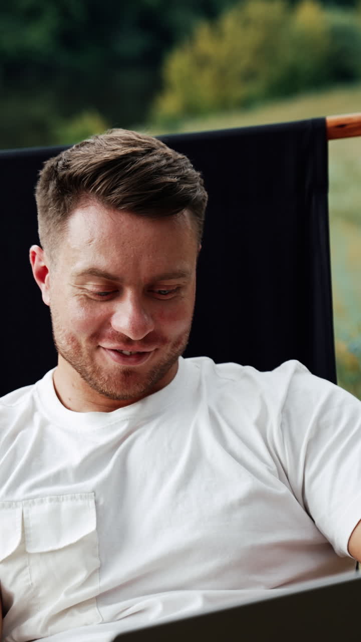 야외에서 노트북을 사용하는 남자