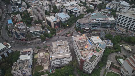 la ciudad de hyderabad hiperlapso de tráfico y coches que se mueven a una velocidad de lapso de tiempo