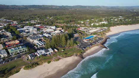 Vista-Aérea-Sobre-El-Paisaje-Marino-Con-El-Malecón-De-La-Playa-De-Byron-Bay-Y-La-Piscina-De-Byron-Bay-En-Nueva-Gales-Del-Sur,-Australia---Disparo-De-Drones