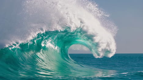 las poderosas olas del océano