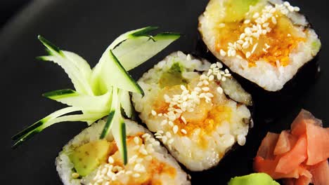 Maki-Sushi-Rolle-Serviert-Auf-Tablett