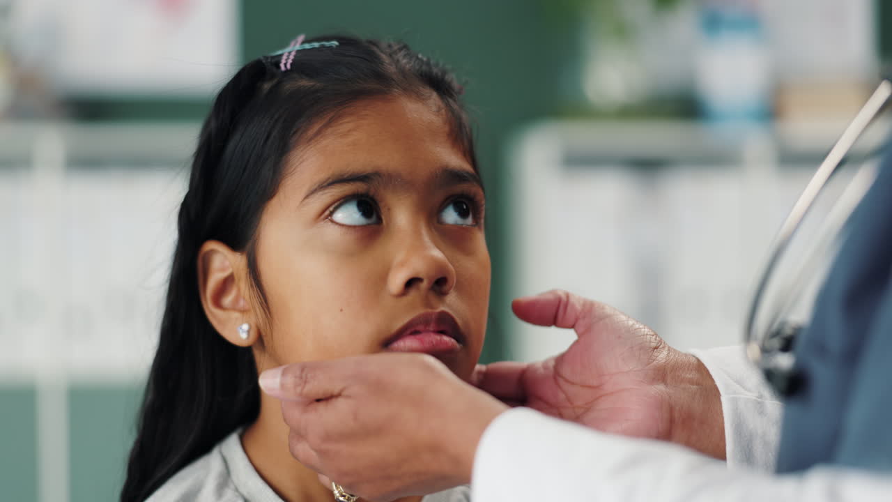 médico que examina a un niño paciente