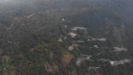 Yercaud-autobahn-haarnadelkurve,-Die-Mit-Dichtem-Wald-Bedeckt-Ist,-Und-Fahrzeuge-Passieren-In-Der-Autobahn-drohnenaufnahme