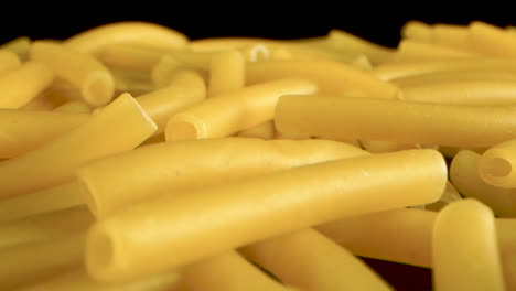 tiro macro deslizante de macarrones sobre mesa negra