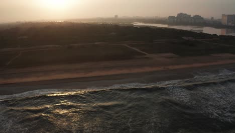 Hermosas-Imágenes-Aéreas-De-Drones-De-Una-Playa-Durante-La-Puesta-De-Sol