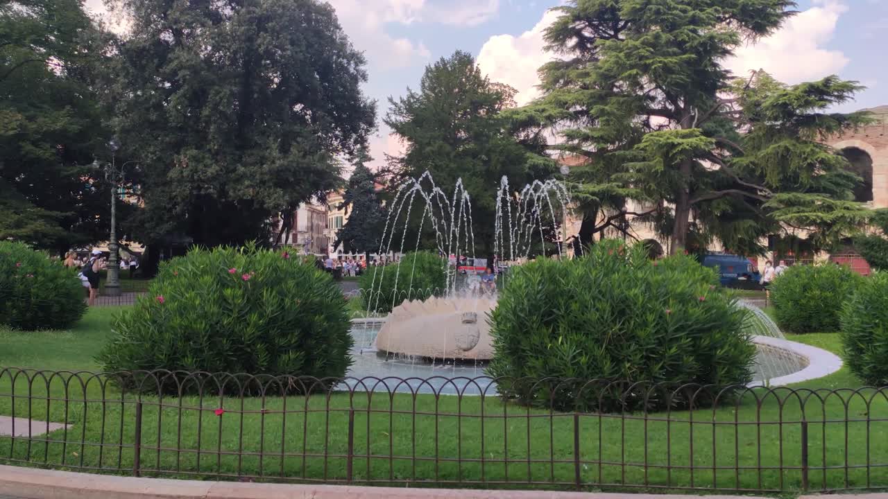 Park with fountain in the center of Bra square in Verona, Italy 3