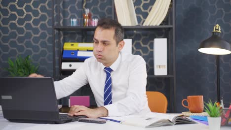 hombre de negocios con dolor en las muñecas.