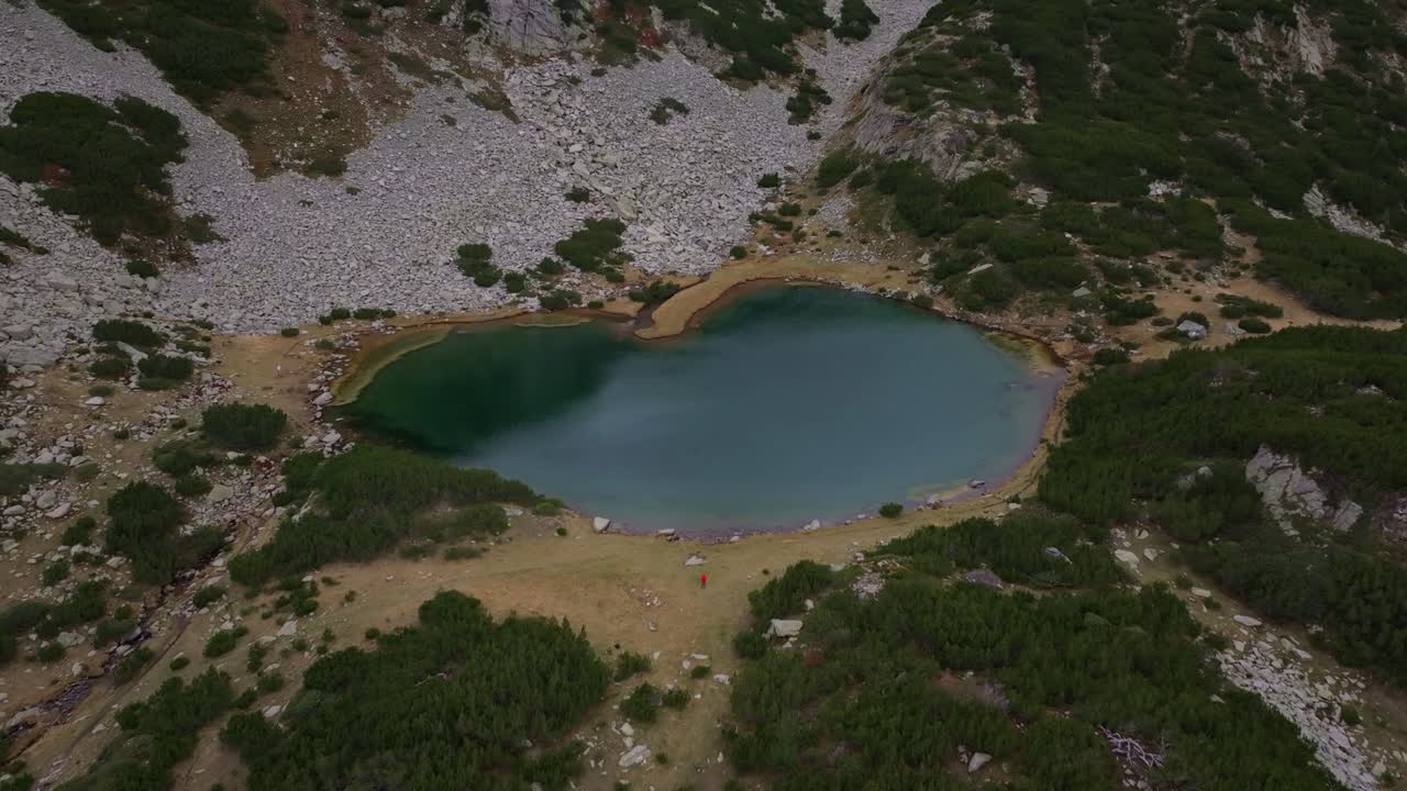 Muratosjön ligger lugn bland stenar och grönska, Bansko, Bulgarien
