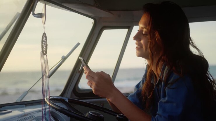 Donna che parla al telefono cellulare 4k