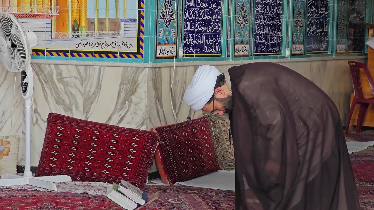 Camide namaz sırasında secde eden Müslüman din adamı