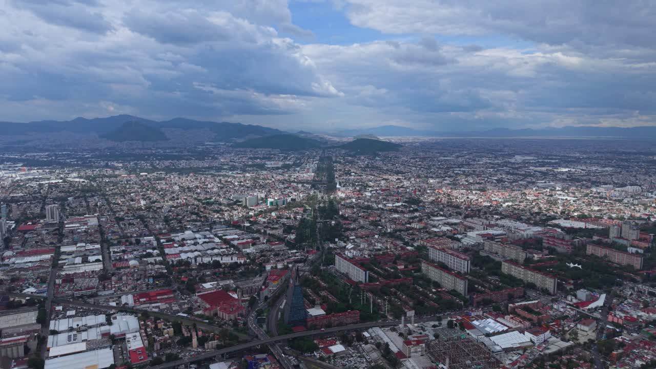 Una ripresa con drone della parte settentrionale di Città del Messico
