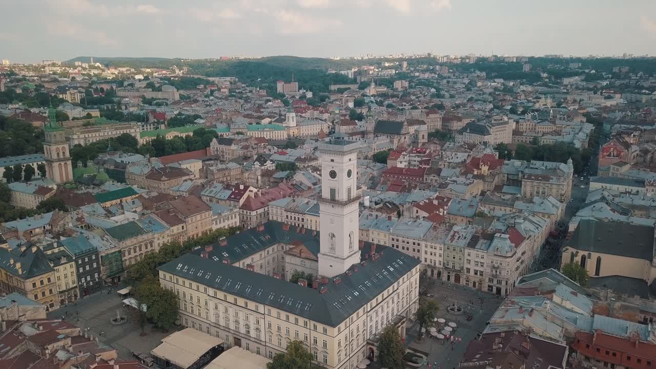 imágenes aéreas de drones de la ciudad europea de lviv, ucrania. vuelo sobre la popular parte antigua de la ciudad vieja