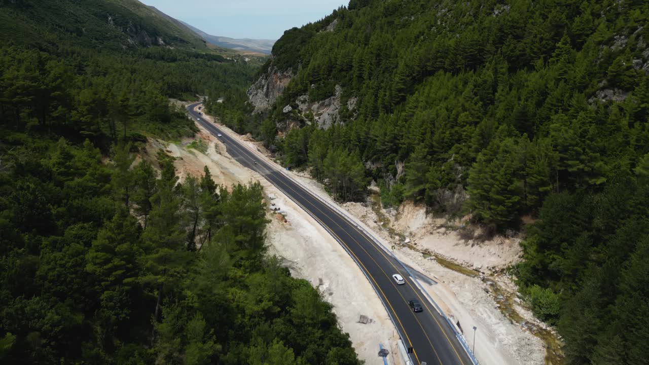 길  ⁇ 에 숲과 나무가 있는 작은 산길을 가로질러 이동하는 자동차