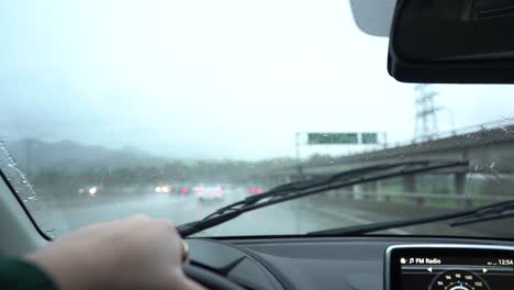 conduciendo por la autopista - unidad lluviosa