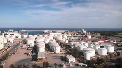 grandes tanques de gas blancos con en la planta. territorio de la planta con tanques de combustible y equipos de refinería para la producción. tanques de gasolina y combustible, vista aérea.
