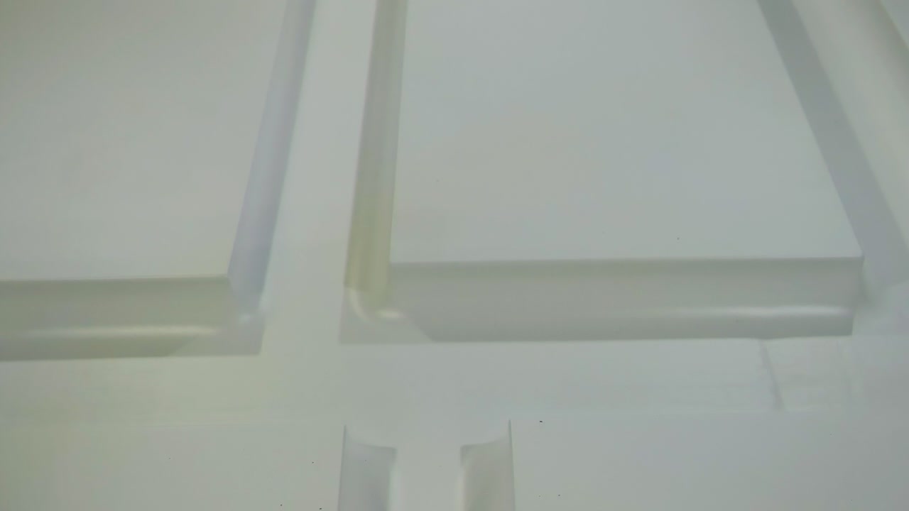 primer plano de madera envuelta en laminado de pvc, tecnología moderna de carpintería