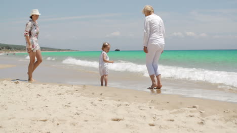 Abuela-Mamá-Y-Niña-En-Vacaciones-De-Verano-En-La-Playa