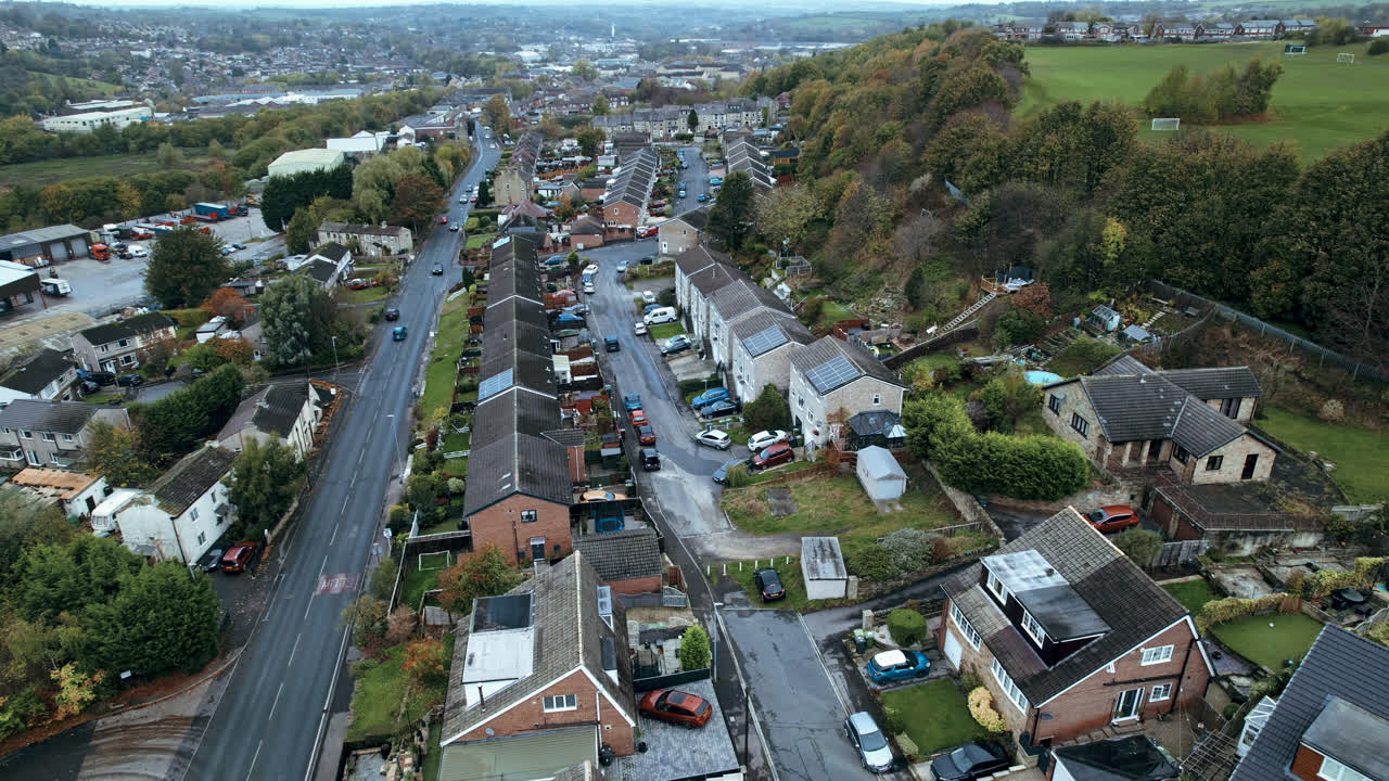 역사적인 타운 센터와 시청을 보여주는 영국 웨스트 요크셔에 있는 듀스버리의 대형 시장 타운 센터의 항공 영상