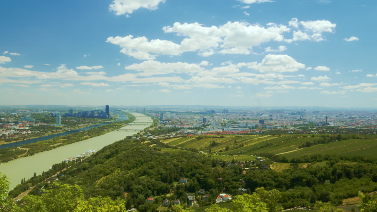 2022년 7월에 밝은 구름이 있는 화창한 날 비엔나 시의 저속 촬영