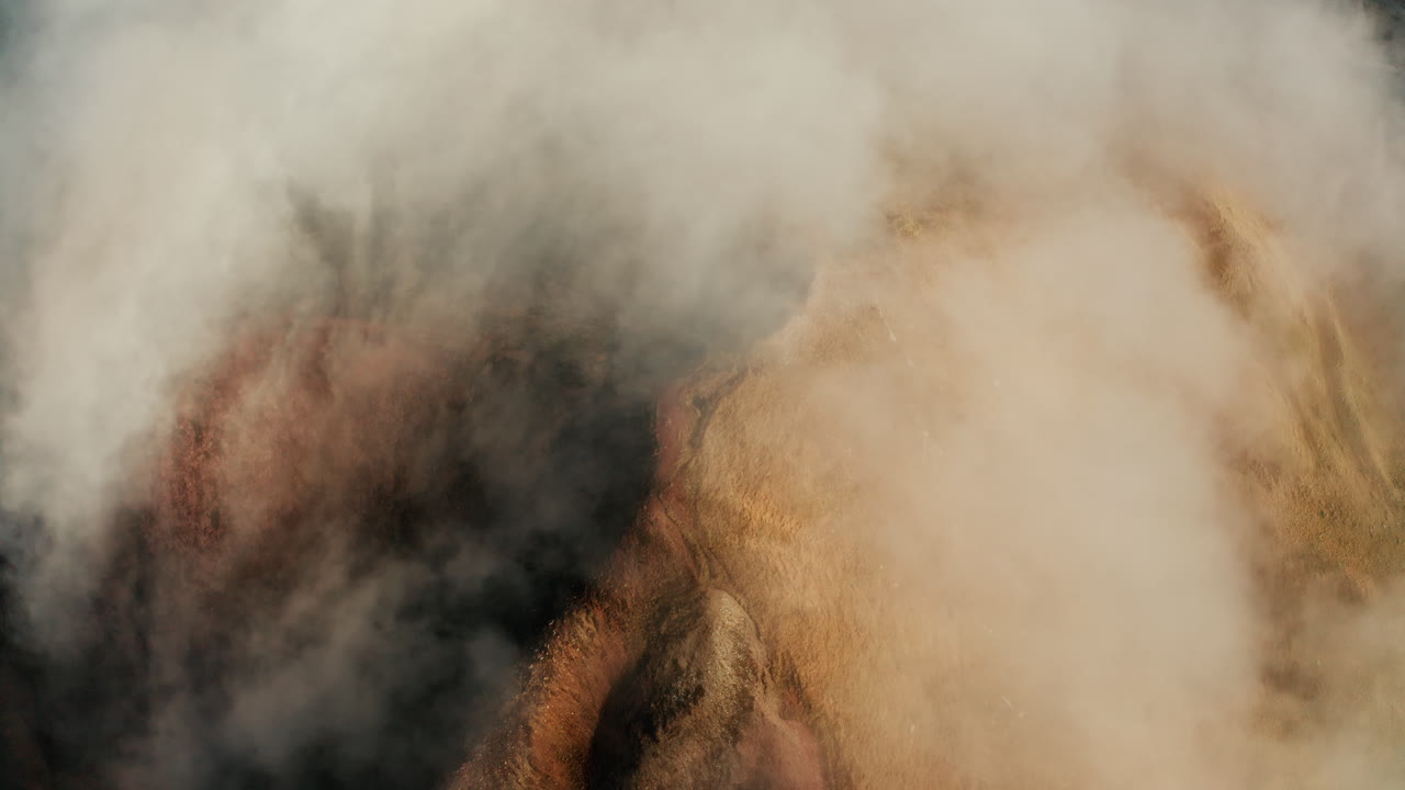 Paisaje montañoso de niebla