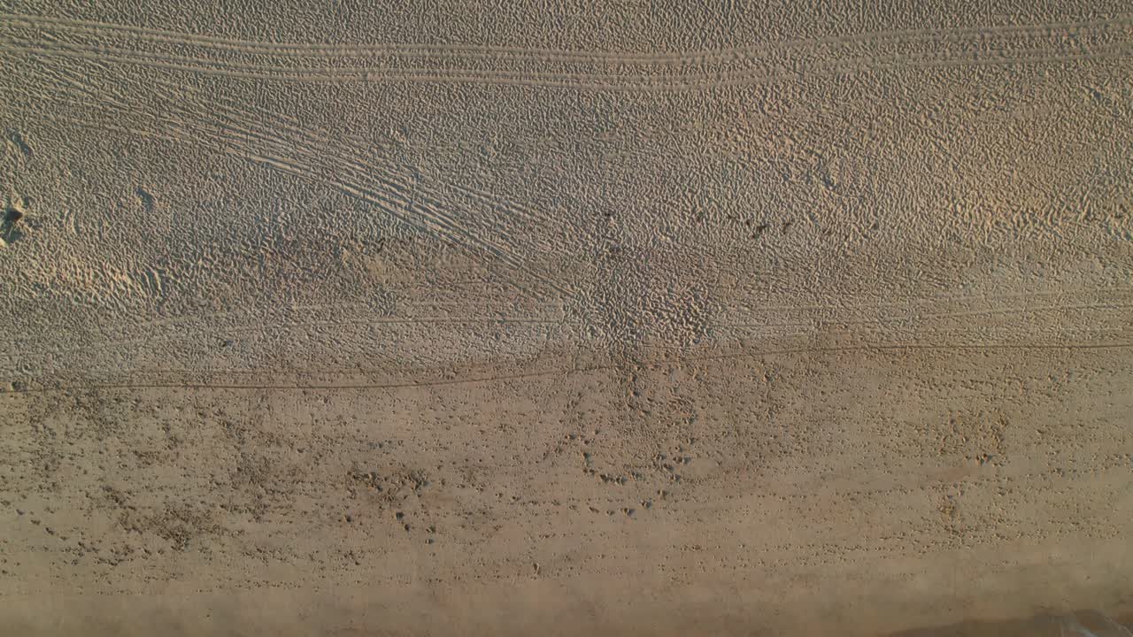 포르투갈 알가르베 의 모래 해변 에 있는 파도 근처 에 있는 해변 우산 의 위상