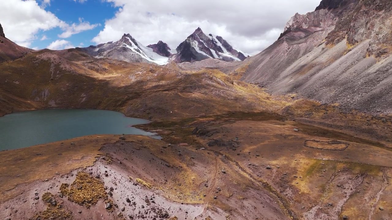 Veduta con drone di 7 lagune del monte innevato Ausangate a Cusco, Perù.