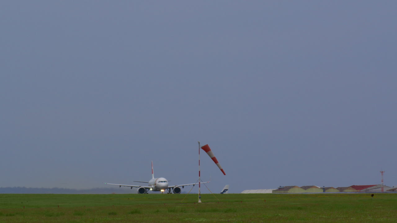 공항에서 이륙하고 착륙하는 항공기