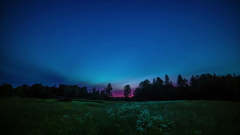 lapso de tiempo de la hermosa noche oscura con amanecer y nubes oscuras durante el día en la naturaleza - lapso de tiempo de velocidad de cambio de clima